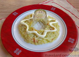 Салат "Гранатовый браслет" с сердцем: На тарелке по центру установить небольшой стаканчик, вокруг него выложить слой натёртого картофеля. На каждый слой необходимо наносить тонкий слой салатного майонеза.