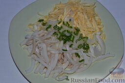 Салат из кальмаров с сыром: Нарезаю салатный лук, добавляю его к кальмарам и сыру.