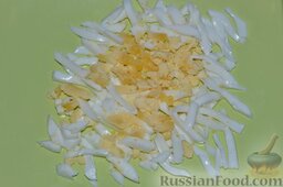 Салат из кальмаров с сыром: Отвариваю вкрутую куриные яйца, режу их такими же, как кальмары, мелкими полосками.