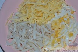 Салат из кальмаров с сыром: Нарезанные яйца высыпаю в тарелку к остальным нарезанным ингредиентам салата, перемешиваю.