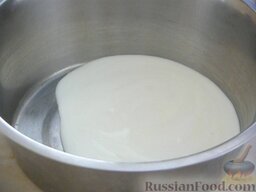 Быстрое тесто на кефире для пирожков (без яиц): Кефир наливаем в посуду, добавляем соду, перемешиваем. Добавить соль и сахар и перемешать.