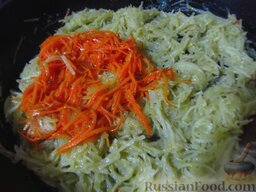 Картофель, жаренный по-новому: В другой сковороде разогрейте еще примерно 1 ст.л. растительного масла, обжарьте морковь до золотистости. Переложите морковь в сковороду с картофелем.