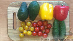 Полезный салат с креветками и авокадо: Нарезать огурец, болгарский перец, авокадо, помидоры черри.