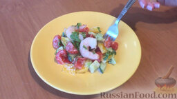 Полезный салат с креветками и авокадо: Перемешать салат, можно украсить зеленью и приготовиться к здоровой и вкусной еде.  Наслаждаться вкусным салатом с хорошим настроением!
