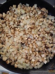 Куриное филе с шампиньонами, тушенное в сметане: Тушим на сковородке грибы с луком, пока не испарится вся жидкость.