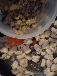 Куриное филе с шампиньонами, тушенное в сметане: После того, как филе будет готово, добавляем лук с грибами.