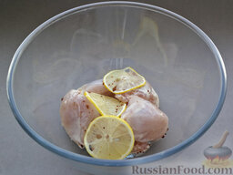 Острый салат "Подсолнух": Затем замариновать курятину - в лимонном соке с добавлением растительного масла и любимых острых специй.