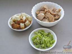 Острый салат "Подсолнух": Обжарить на растительном маслице гренки, перец и маринованную курицу - все отдельно.