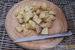Салат с колбасой: С ещё тёплого сваренного картофеля снимите кожуру. Порежьте крупными кубиками.