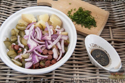 Салат с колбасой: В миску сложите картофель, огурцы, охотничьи колбаски, отжатый лук. Добавьте измельчённый укроп и полейте соусом.