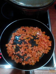 Салат из фасоли: Мелкими кубиками (0,5х0,5 см) нарезаем морковь.  На среднем огне слегка обжариваем в подсолнечном масле (до мягкого состояния).