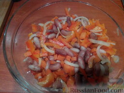 Салат из фасоли: Смешиваем фасоль, морковь, перец, лук.