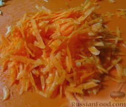 Солянка с фасолью: Морковь потрите на крупной терке.