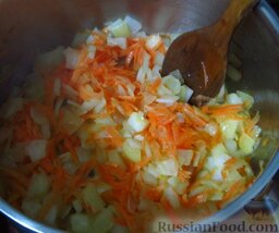 Солянка с фасолью: Готовить солянку я предпочитаю в кастрюле с толстым дном и стенками, чтобы суп полностью готовился в одной посуде. Итак, в 2,5-3 л кастрюле с толстым дном разогрейте растительное масло, высыпьте лук и морковь, готовьте несколько минут, до мягкости овощей.
