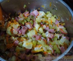 Солянка с фасолью: Выложите огурчики в кастрюлю с овощами, перемешайте, готовьте еще пару минут.