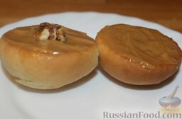 Печенье "Персики": В получившуюся выемку положить немного вареной сгущенки и половинку грецкого ореха. Смазать половинки 