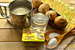 Чебуреки с картошкой: Для наших оригинальных картофельных чебуреков приготовим заявленные продукты.