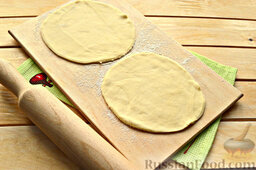 Чебуреки с картошкой: Тесто для чебуреков с картошкой делим на равные части-колобки. Каждый раскатываем в тонкий пласт. Пользуясь блюдцем, вырезаем ровный круг (это по желанию – для эстетичности будущих чебуреков).