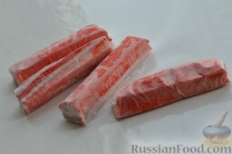 Салат из крабовых палочек и кальмаров: Крабовые палочки очищаем от упаковочной плёнки.