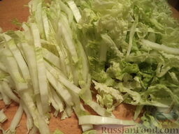 Салат "Хрум-хрум" с сухариками и крабовыми палочками: Нарезать пекинскую капусту соломкой.
