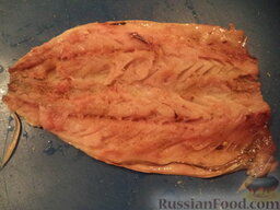 Скумбрия запеченная, фаршированная картофелем: А можно сделать этот рецепт слоями. Тогда рекомендуем разрезать рыбу пополам по хребту, аккуратно вынуть хребет. Посолить, поперчить филе.