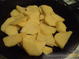 Скумбрия запеченная, фаршированная картофелем: Картофель очистить, вымыть, нарезать кольцами или полукольцами, толщиной около 0,5 см.