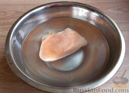 Салат "Обжорка" с маринованными грибами: Куриное филе вымыть, залить чистой водой, заправить солью и поставить на плиту на средний огонь.