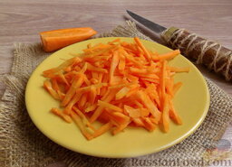 Салат "Обжорка" с маринованными грибами: Оранжевый плод почистить овощерезкой, аккуратно нарезать соломкой.