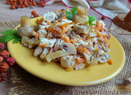 Салат "Обжорка" с маринованными грибами: Приятного аппетита!