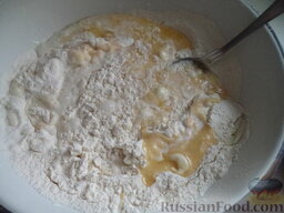 Простое имбирное печенье: Яйцо вбить в миску, добавить сахар и корицу. Взбить. Соединить все ингредиенты в миске.
