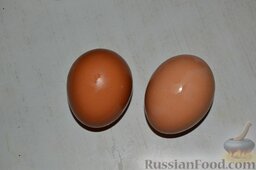 Салат "Морской": Отвариваю два куриных яйца вкрутую, остужаю. Остуженные вареные яйца очищаю от скорлупы.