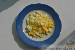 Салат "Морской": Одно яйцо нарезаю кубиками, высыпаю кубики в салат.