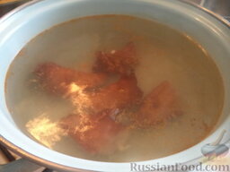 Быстрая солянка с копченостями и картофелем: Вскипятить 2-2,5 л воды. Опустить крылышки.