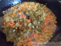 Быстрая солянка с копченостями и картофелем: Добавить огурцы, перемешать, тушить все вместе 2-3 минуты.