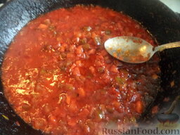 Быстрая солянка с копченостями и картофелем: Добавить томат. Перемешать, добавить немного бульона из кастрюли (2-3 ст. ложки). Тушить 2-3 минуты.