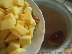 Быстрая солянка с копченостями и картофелем: Картофель выложить в кастрюлю. Варить 15 минут.