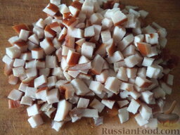 Быстрая солянка с копченостями и картофелем: Нарезать кубиками грудинку.