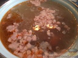 Быстрая солянка с копченостями и картофелем: Опустить в суп колбасу и грудинку. Варить все вместе 10 минут.