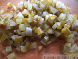 Быстрая солянка с копченостями и картофелем: Нарезать кубиками огурцы.
