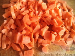 Быстрая солянка с копченостями и картофелем: Очистить, вымыть морковь, нарезать соломкой.