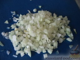 Быстрая солянка с копченостями и картофелем: Лук очистить, вымыть, нарезать кубиками.
