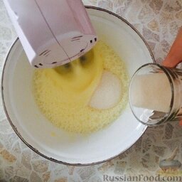 Кефирный пирог с мандаринами: Яйца взбить в стойкую пену, постепенно добавляя сахар. Добавить ванилин.