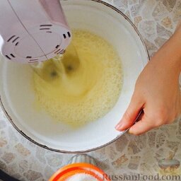 Шарлотка в мультиварке: В чашу разбить яйца, добавить щепотку соли и взбивать минут 7.