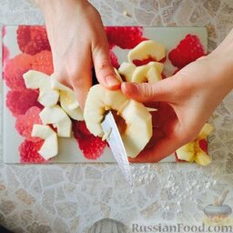 Шарлотка в мультиварке: Яблоки очистить от кожуры. Порезать дольками.