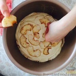Шарлотка в мультиварке: Далее снова тесто и яблоки сверху, чуть их притопить пальцем.  Готовить на режиме 