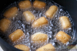 Баурсаки по-татарски: По 10-15 штук обжарьте баурсаки в толстостенной кастрюле с достаточным количеством (чтобы пончики свободно плавали) прогретого растительного масла.