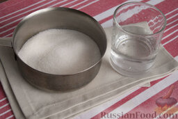 Баурсаки по-татарски: Приготовьте сахарный сироп. Поставив на плиту смешанный сахар с водой, оставьте увариваться, пока сироп не станет тянуться. Проверьте - если последняя капля с ложки стекает медленно, значит сироп готов.