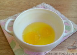 Салат "Нежность" с яичными блинчиками: Теперь можно приступить к приготовлению яичных блинов. В глубокую мисочку разбить указанное количество яиц, приправить малым количеством соли.
