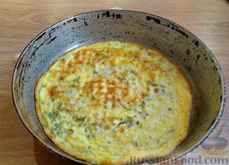 Салат "Нежность" с яичными блинчиками: Яичную смесь вылить на масляную сковороду, обжарить с обеих сторон до приятной золотистости.