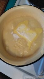 Вкусный, простой торт (на сковороде): Когда крем загустел, добавляем масло и ванильный сахар.